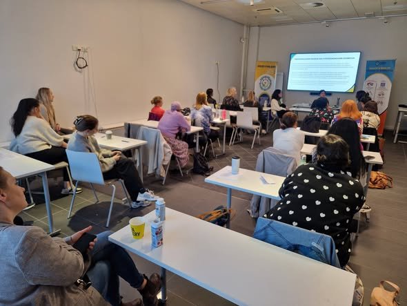 Kulttuurivälittäjän- ja kulttuurisensitiivisyyskoulutus HUSin terveydenhuollon ammattilaisille